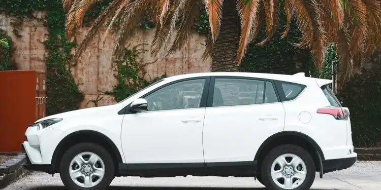 une voiture neuve blanche SUV