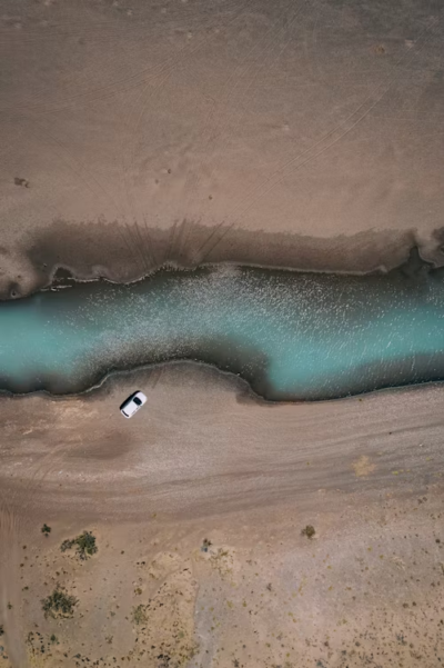 une voiture sur le sable